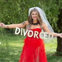 Perceraian tentu tidak mudah untuk dilalui. Namun pada akhirnya Lauren bisa menerima perceraiannya dan move on. Dengan melakukan pemotretan perceraian ini dia merasa lebih berdaya. Ibu dua anak itu mengaku bahwa ini menjadi titik awal dari kehidupan barunya. Foto: dok. Instagram