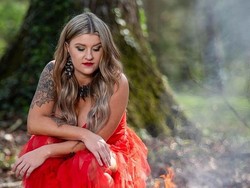 7 Foto Viral Wanita Bikin Pemotretan Perceraian, Bakar Gaun Pengantin