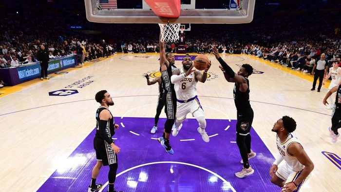 LOS ANGELES, CA - APRIL 22: LeBron James #6 of the Los Angeles Lakers drives to the basket during the game against the Memphis Grizzlies during Round One Game Three of the 2023 NBA Playoffs on April 22, 2023 at Crypto.Com Arena in Los Angeles, California. NOTE TO USER: User expressly acknowledges and agrees that, by downloading and/or using this Photograph, user is consenting to the terms and conditions of the Getty Images License Agreement. Mandatory Copyright Notice: Copyright 2023 NBAE (Photo by Adam Pantozzi/NBAE via Getty Images)