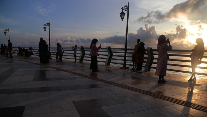 LIBUR LEBARAN IDUL FITRI 1444 H DI TAMAN ZERO POINT PULAU BACAN Sejumlah pengunjung menikmati suasana objek wisata Taman Zero Point di Kota Labuha, Pulau Bacan, Kabupaten Halmahera Selatan, Maluku Utara, Sabtu (22/4/2023). Taman Zero Point dengan ikon burung bidadari tersebut menjadi salah satu tujuan favorit bagi pengunjung di Pulau Bacan saat mengisi waktu libur Lebaran Idul Fitri 1444 Hijriah karena dapat menikmati pemandangan matahari terbenam. ANTARA FOTO/Andri Saputra/hp.