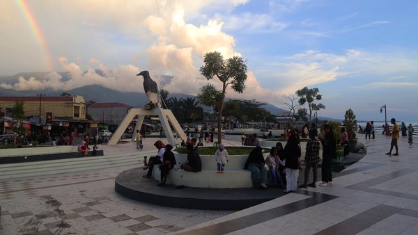 Suasana Libur Lebaran di Taman Zero Point Pulau Bacan