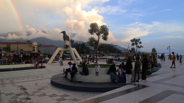 Sejumlah pengunjung menikmati suasana objek wisata Taman Zero Point di Kota Labuha, Pulau Bacan, Kabupaten Halmahera Selatan, Maluku Utara, Sabtu (22/4/2023). Taman Zero Point dengan ikon burung bidadari tersebut menjadi salah satu tujuan favorit bagi  pengunjung di Pulau Bacan saat mengisi waktu libur Lebaran Idul Fitri 1444 Hijriah karena dapat menikmati pemandangan matahari terbenam. ANTARA FOTO/Andri Saputra/hp.
