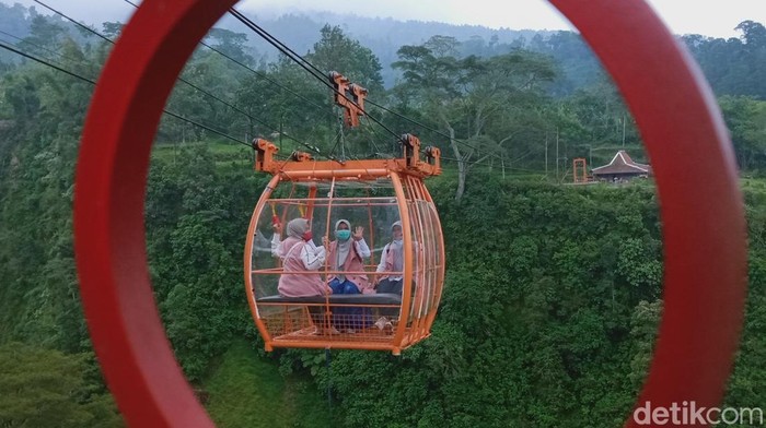 Menyeberangi lembah Girpasang di lereng Gunung Merapi Klaten menggunakan gondola. Foto diunggah Minggu (23/4/2023).