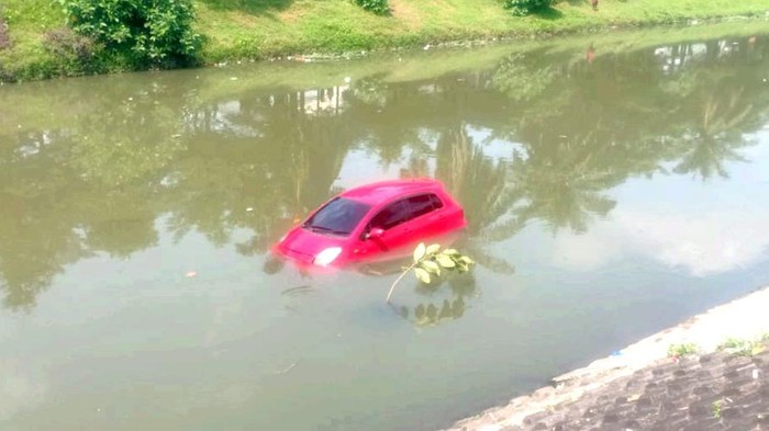 Mobil keluarga nyemplung ke sungai di Tulungagung