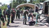 Sejumlah anggota TNI mengevakuasi jenazah Pratu F di Papua, Minggu (23/4/2023).