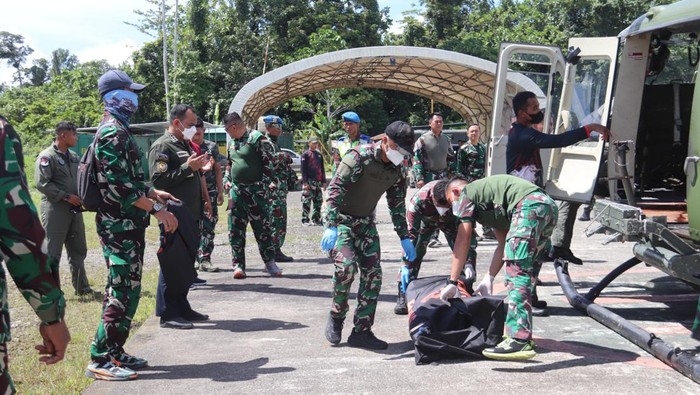 Sejumlah anggota TNI mengevakuasi jenazah Pratu F di Papua, Minggu (23/4/2023).
