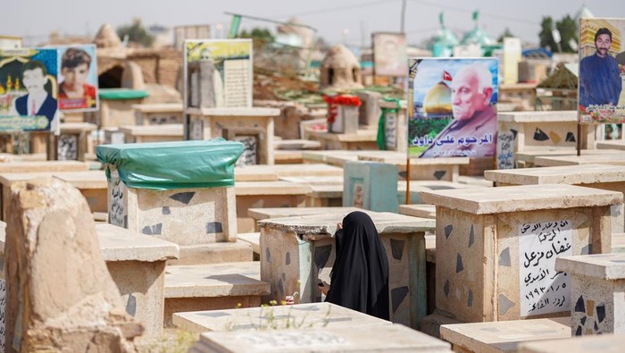 NAJAF, IRAQ - APRIL 22: Muslims visit the graves of their late relatives and pray for them during Eid al-Fitr at Wadi al-Salaam Cemetery in Najaf, Iraq on April 22, 2023. (Photo by Karrar Essa/Anadolu Agency via Getty Images)