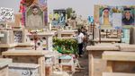 Momen Warga Irak Ziarah Makam saat Idul Fitri