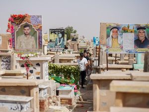 Momen Warga Irak Ziarah Makam saat Idul Fitri