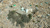 Pemandangan udara pemakaman Wadi al-Salaam di Najaf, Irak, Sabtu (22/4/2023).