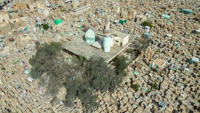 Momen Warga Irak Ziarah Makam saat Idul Fitri NAJAF, IRAQ - APRIL 22: Muslims visit the graves of their late relatives and pray for them during Eid al-Fitr at Wadi al-Salaam Cemetery in Najaf, Iraq on April 22, 2023. (Photo by Karrar Essa/Anadolu Agency via Getty Images)