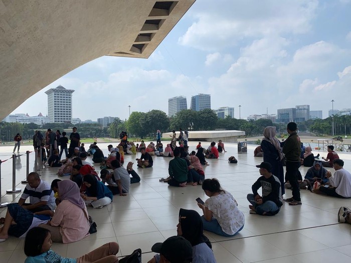 Monas dipadati wisatawan di hari kedua Idul Fitri 1444 hijriah, Minggu (23/4/2023).