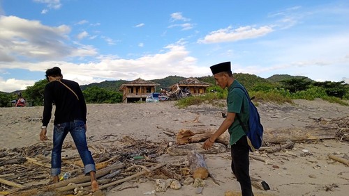 Pemandangan Pantai Lakey Dompu NTB yang dipenuhi sampah kayu sisa banjir.