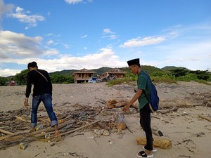 Miris, Pantai Tempat Surfing Favorit Bule di Dompu Ini Penuh Sampah