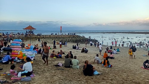 Lumpia menjadi kuliner yang banyak dicari pengunjung di Pantai Sanur, Denpasar, Bali.