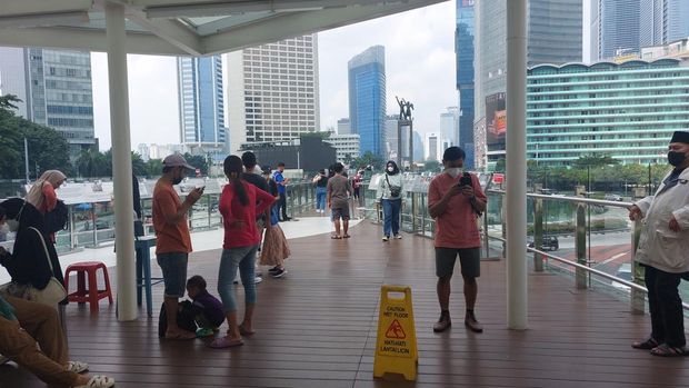 Pelancong ramai berfoto di anjungan Bundaran HI hari kedua lebaran