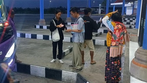 Penumpang berangkat ke Malang, terpaksa naik angkutan tujuan Surabaya karena tak dapat bus, Sabtu (22/4/2023) malam.