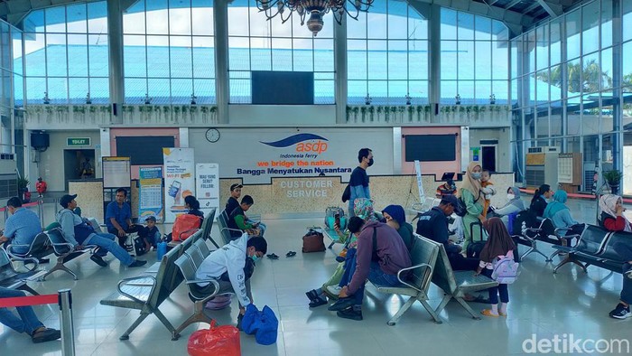 Pemudik menunggu kapal penyeberangan di Pelabuhan Bakauheni, Lampung.
