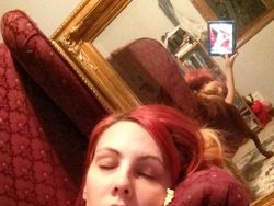 Deretan Penampakan di Foto Selfie yang Bikin Kaget