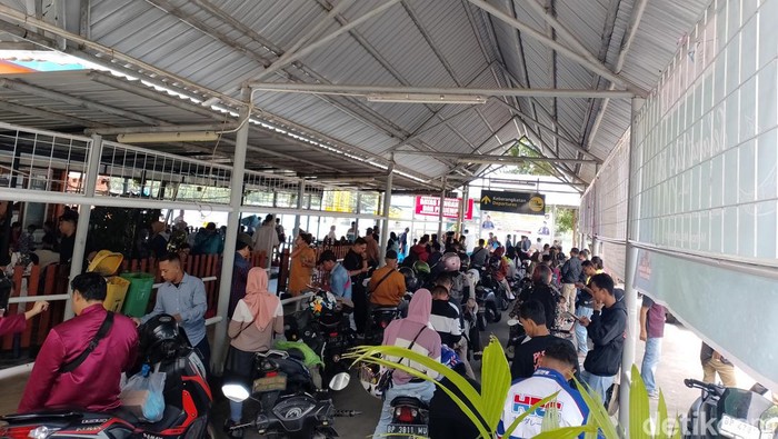 Pengumpang kapal roro di Batam tujuan Tanjung Uban padat. (Alamudin Hamapu/detikSumut)