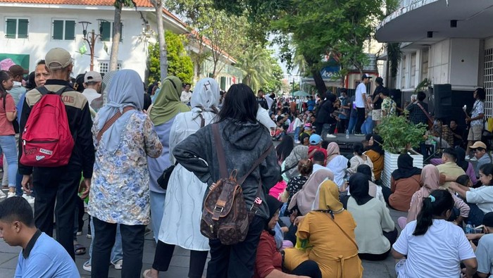 Pengunjung Kota Tua dangdutan saat libur Lebaran
