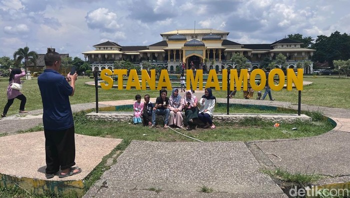 Pengunjung menikmati  wisata di Istana Maimun. (Foto: Goklas Wisely)