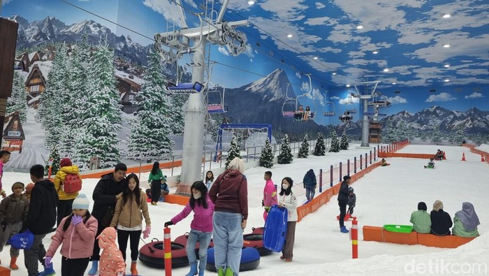 Pengunjung Trans Snow World Surabaya membludak