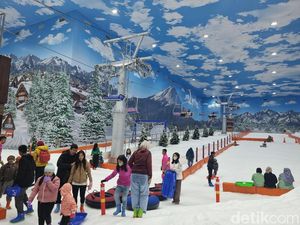 Trans Snow World Surabaya Membludak Diserbu Pengunjung Libur Lebaran