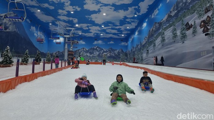 Pengunjung Trans Snow World Surabaya membludak