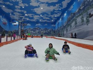 Rek, Main Salju di Trans Snow World Surabaya Cuma 100 Ribu!
