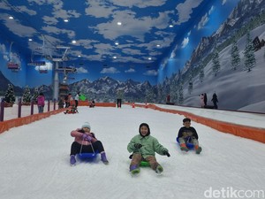 Rek, Main Salju di Trans Snow World Surabaya Cuma 100 Ribu!
