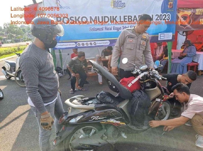Polisi perbaiki motor pemudik yang mogok di Bogor (dok.istimewa)