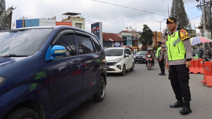 Polres Tanah Karo mengatur lalu lintas.  (Foto: Istimewa)