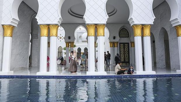 SOLO, INDONESIA - APRIL 23: People spend their time with family visiting Sheikh Zayed Grand Mosque to celebrate the Eid Al-Fitr Holiday, which marks the end of the fasting month of Ramadan in Solo, Central Java, Indonesia, on April 23, 2023. This mosque is a gift from the Prince of the UAE, Mohamed Bin Zayed Al-Nahyan to Indonesia. It is built by modeling or replica of the Sheikh Zayed Grand Mosque in Abu Dhabi. After the opening ceremony a few months ago, the mosque became a new religious tourism point and attracted thousands of people to visit. (Photo by Agoes Rudianto/Anadolu Agency via Getty Images)