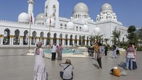 Masjid ini dibangun dengan pemodelan atau replika Masjid Agung Sheikh Zayed di Abu Dhabi. 