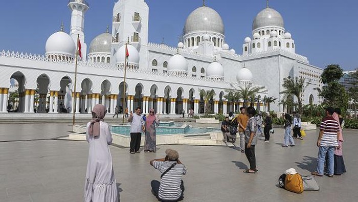 SOLO, INDONESIA - APRIL 23: People spend their time with family visiting Sheikh Zayed Grand Mosque to celebrate the Eid Al-Fitr Holiday, which marks the end of the fasting month of Ramadan in Solo, Central Java, Indonesia, on April 23, 2023. This mosque is a gift from the Prince of the UAE, Mohamed Bin Zayed Al-Nahyan to Indonesia. It is built by modeling or replica of the Sheikh Zayed Grand Mosque in Abu Dhabi. After the opening ceremony a few months ago, the mosque became a new religious tourism point and attracted thousands of people to visit. (Photo by Agoes Rudianto/Anadolu Agency via Getty Images)