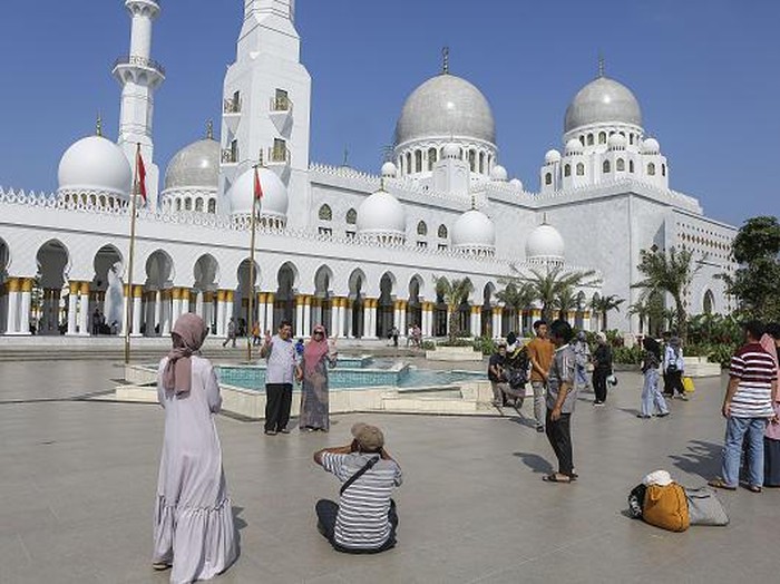 SOLO, INDONESIA - APRIL 23: People spend their time with family visiting Sheikh Zayed Grand Mosque to celebrate the Eid Al-Fitr Holiday, which marks the end of the fasting month of Ramadan in Solo, Central Java, Indonesia, on April 23, 2023. This mosque is a gift from the Prince of the UAE, Mohamed Bin Zayed Al-Nahyan to Indonesia. It is built by modeling or replica of the Sheikh Zayed Grand Mosque in Abu Dhabi. After the opening ceremony a few months ago, the mosque became a new religious tourism point and attracted thousands of people to visit. (Photo by Agoes Rudianto/Anadolu Agency via Getty Images)
