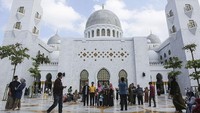 Terakhir, ada Masjid Sheikh Zayed Solo yang sukses menjadi tempat wisata religi baru dan menarik ribua warga berkunjung. (Agoes Rudianto/Anadolu Agency via Getty Images)