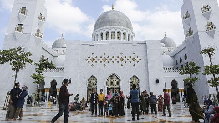 SOLO, INDONESIA - APRIL 23: People spend their time with family visiting Sheikh Zayed Grand Mosque to celebrate the Eid Al-Fitr Holiday, which marks the end of the fasting month of Ramadan in Solo, Central Java, Indonesia, on April 23, 2023. This mosque is a gift from the Prince of the UAE, Mohamed Bin Zayed Al-Nahyan to Indonesia. It is built by modeling or replica of the Sheikh Zayed Grand Mosque in Abu Dhabi. After the opening ceremony a few months ago, the mosque became a new religious tourism point and attracted thousands of people to visit. (Photo by Agoes Rudianto/Anadolu Agency via Getty Images)