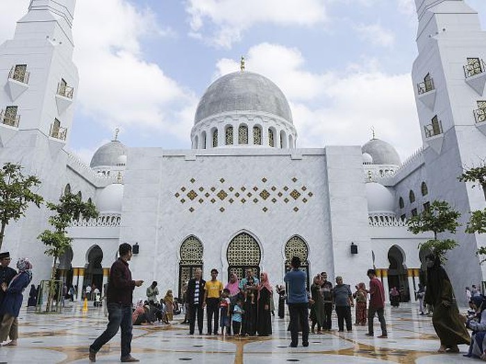 SOLO, INDONESIA - APRIL 23: People spend their time with family visiting Sheikh Zayed Grand Mosque to celebrate the Eid Al-Fitr Holiday, which marks the end of the fasting month of Ramadan in Solo, Central Java, Indonesia, on April 23, 2023. This mosque is a gift from the Prince of the UAE, Mohamed Bin Zayed Al-Nahyan to Indonesia. It is built by modeling or replica of the Sheikh Zayed Grand Mosque in Abu Dhabi. After the opening ceremony a few months ago, the mosque became a new religious tourism point and attracted thousands of people to visit. (Photo by Agoes Rudianto/Anadolu Agency via Getty Images)