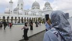 Potret Masjid Sheikh Zayed Solo Diserbu Wisatawan