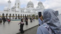 Setelah peresmian beberapa bulan lalu, masjid ini menjadi tempat wisata religi baru dan menarik ribuan orang untuk berkunjung.