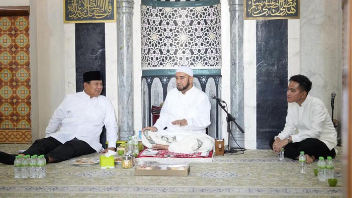 Prabowo dan Gibran bertemu Habib Syech di Solo