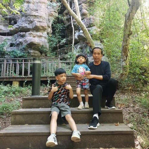 Presiden Joko Widodo bersama cucu-cucunya di Goa Batu Cermin, Labuan Bajo, Kabupaten Manggarai Barat, Nusa Tenggara Timur (NTT), Minggu (23/4/2023).