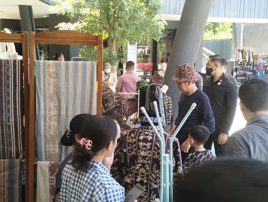 Presiden Jokowi mengunjungi Goa Batu Cermin, destinasi wisata di Labuan Bajo. Saat menyusuri goa, Jokowi sempat berjalan jongkok.