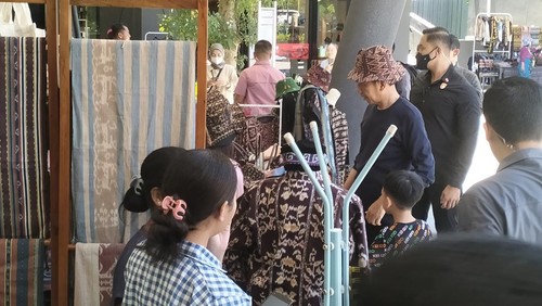 Presiden Jokowi mengunjungi Goa Batu Cermin, destinasi wisata di Labuan Bajo. Saat menyusuri goa, Jokowi sempat berjalan jongkok.