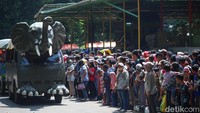 Tercatat, pada hari kedua lebaran yakni pada Minggu (23/4/2023) pukul 09.00 WIB, sudah ada sekitar 13 ribu orang yang datang ke Ragunan.