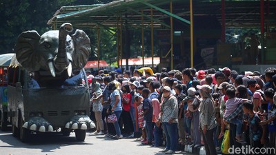 Ragunan Dipenuhi Ribuan Pengunjung saat Hari Kedua Lebaran