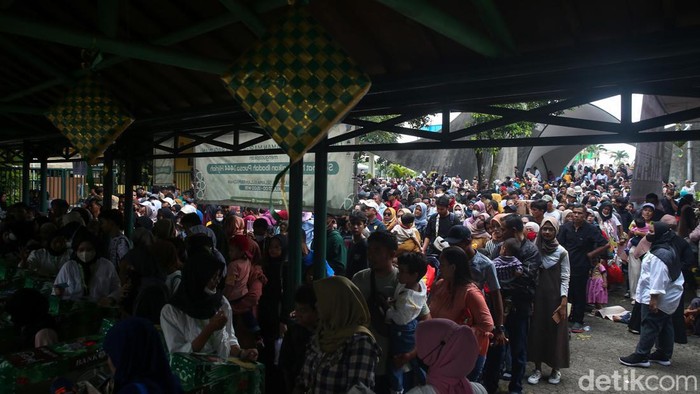 Ragunan Dipenuhi Ribuan Pengunjung saat Hari Kedua Lebaran Ribuan pengunjung memadati Taman Margasatwa Ragunan, Jakarta, Minggu (23/4/2023).