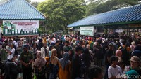 Khusus pembelian tiket secara langsung, pengunjung harus menyiapkan kartu elektronik yang terafiliasi dengan Bank DKI untuk sistem pembayaran.